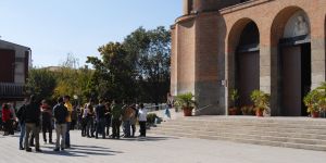 Piazzale Chiesa con giovani-tagliata